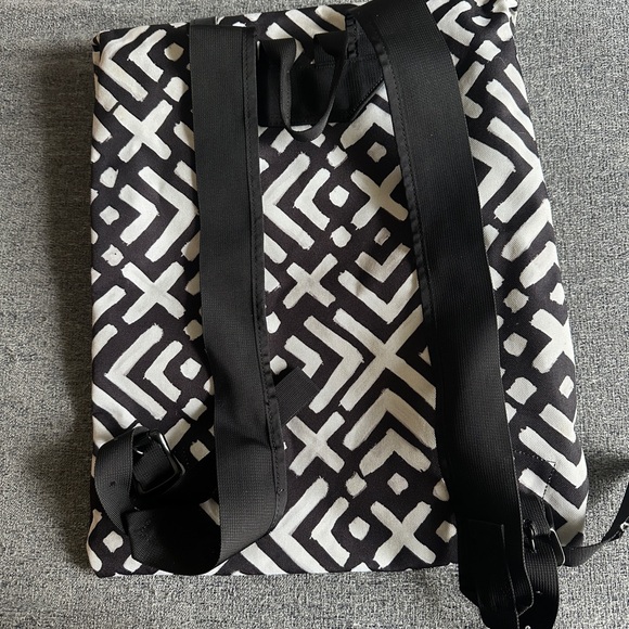 Burton Taylor Backpack B+W X design Zipper pocket key ring Divided inside pocket - Picture 3 of 6